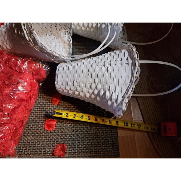 NEW-4 white wicker Baskets with 2 large bags of silk Red Rose Petals -Weddings - Picture 3 of 9